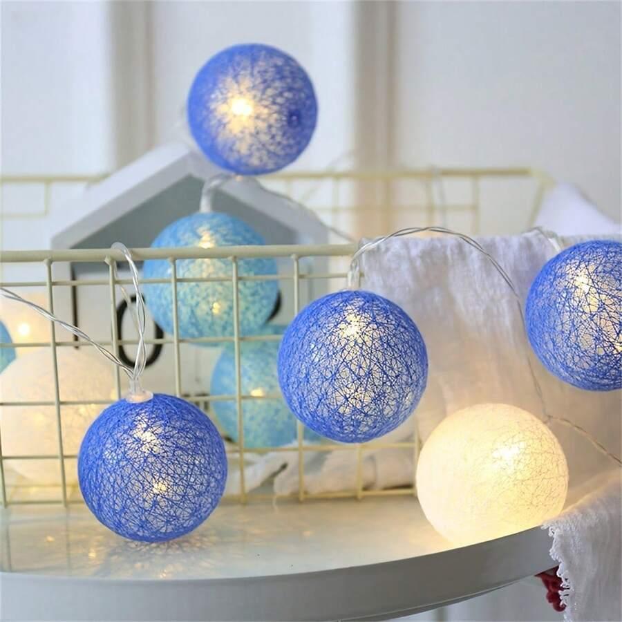 niebieskie lampki dekoracyjne