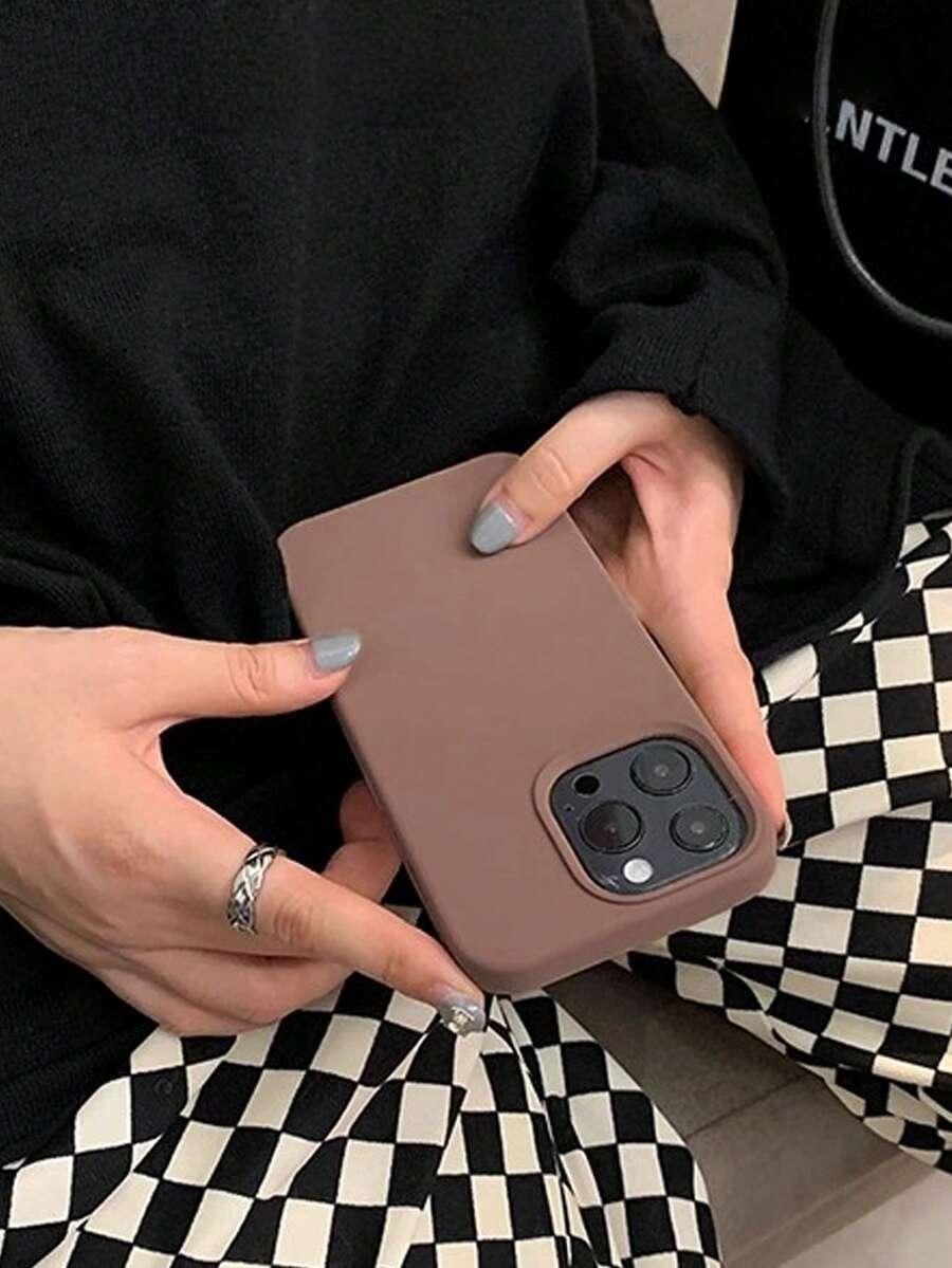 brązowe etui na telefon IPhone 15 pro