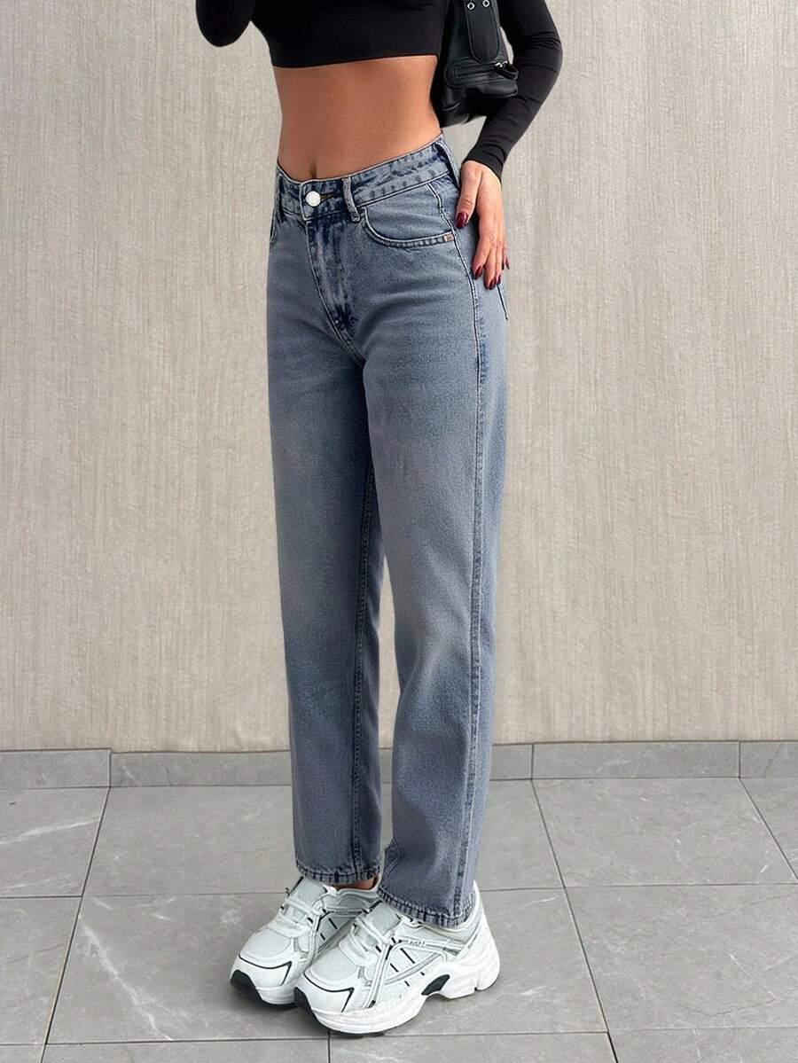 niebieskie spodnie mom jeans