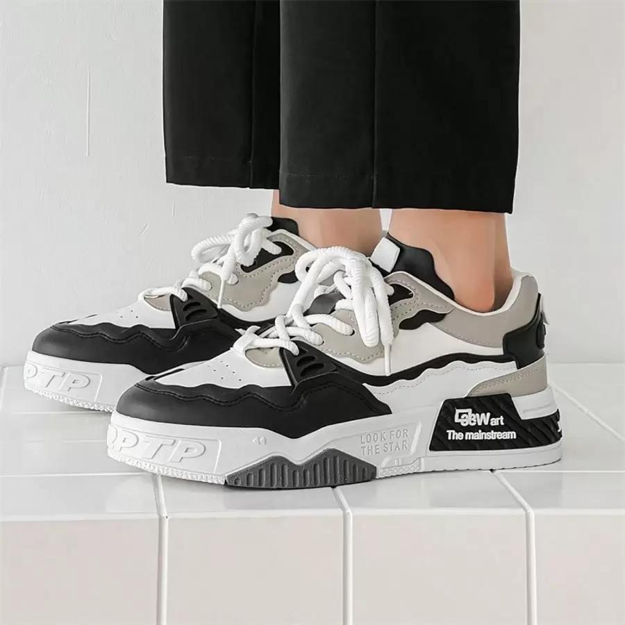 sznurowane buty sportowe