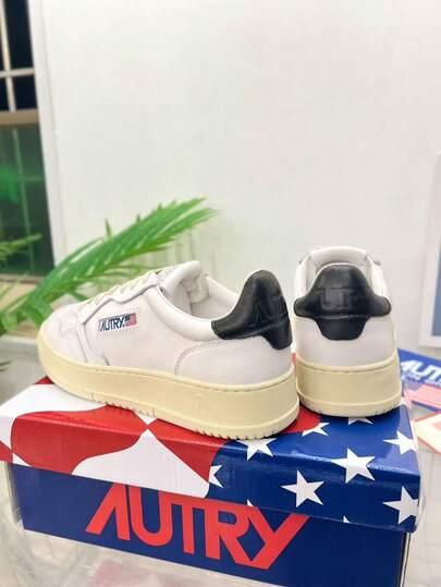 białe sznurowane buty sportowe 