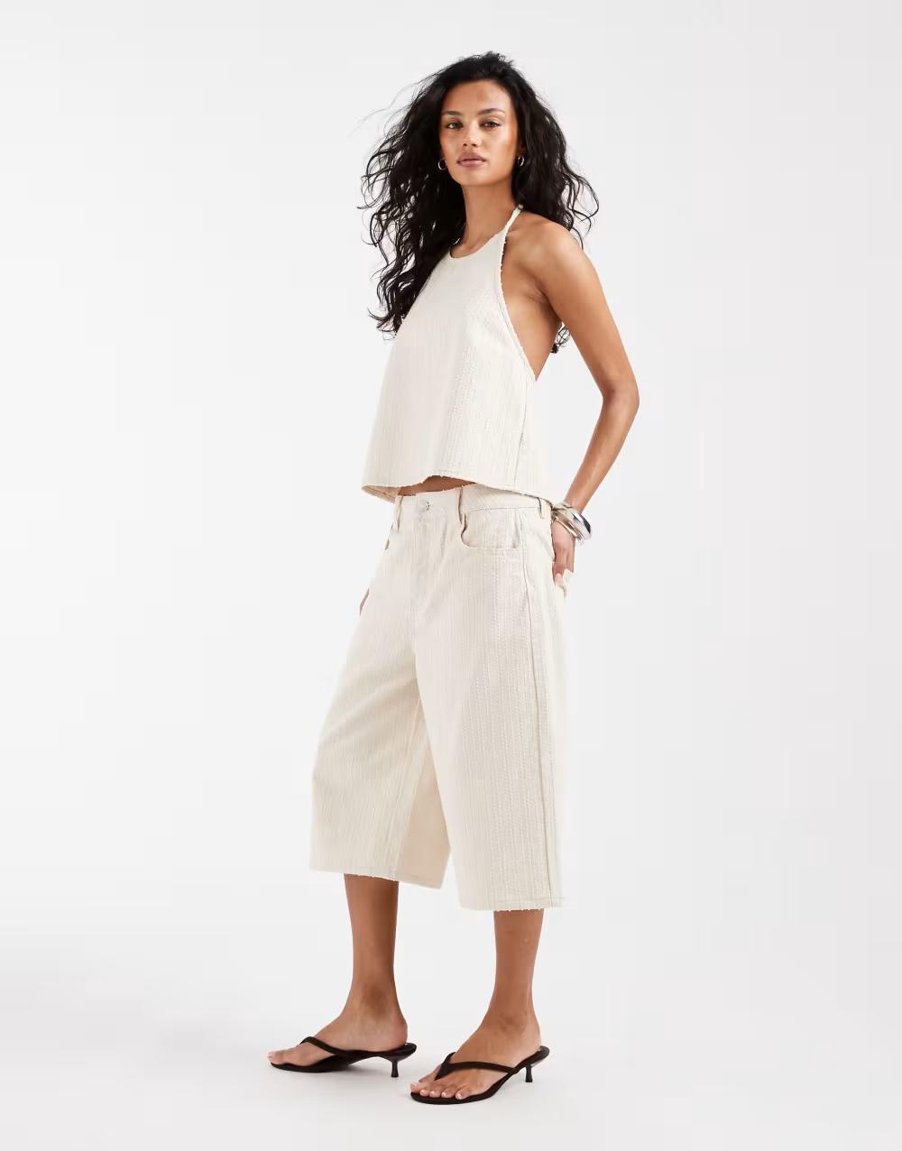 beżowe spodenki burmudy tekstura jeans