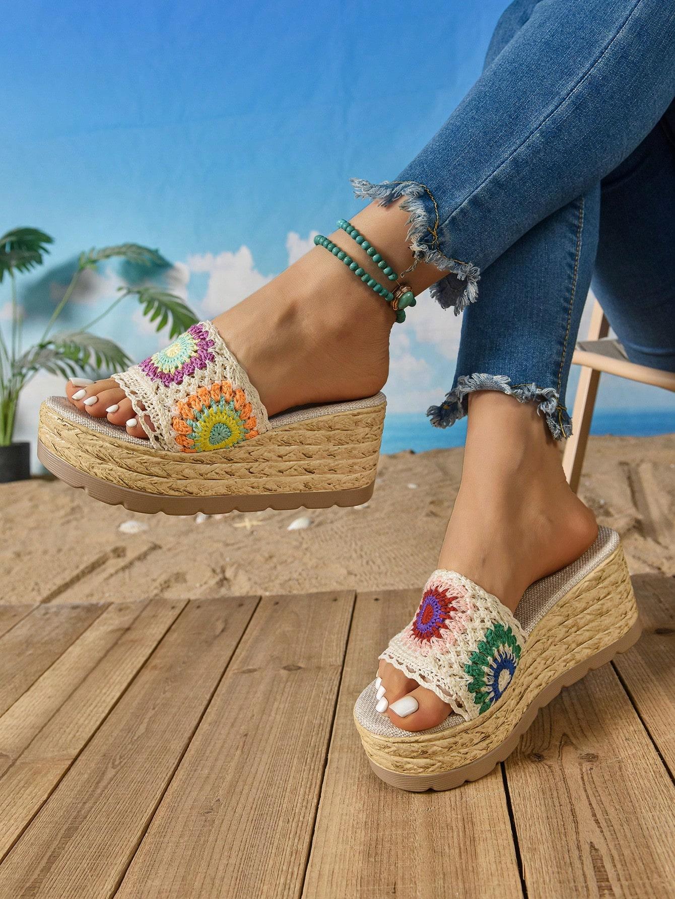 BUTY NA KOTURNIE Z OZDOBNYM HAFTEM
