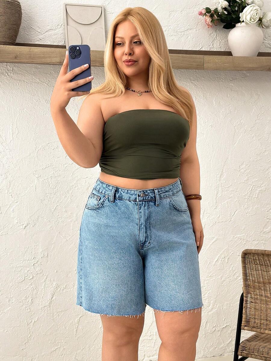 niebieskie spodenki jeans