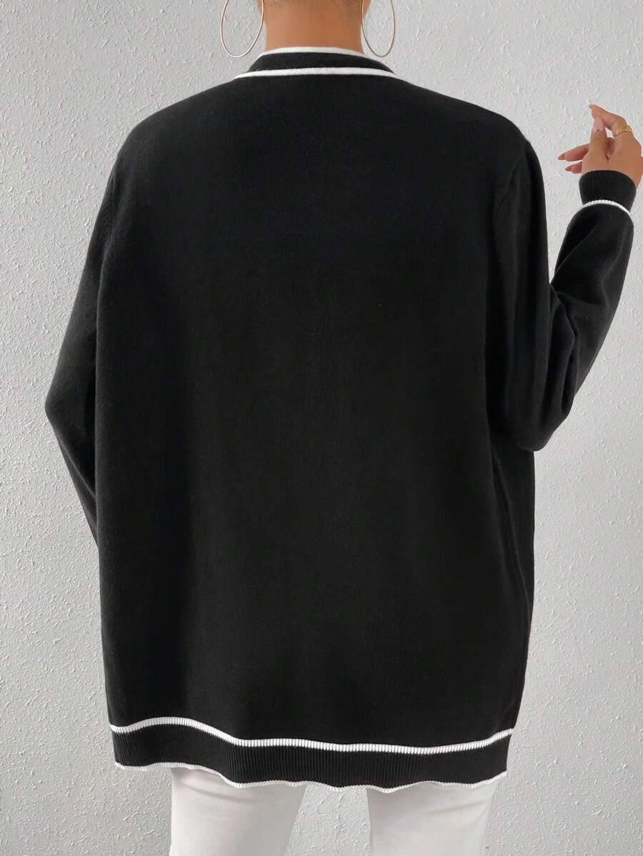 sweter guziki kontrast
