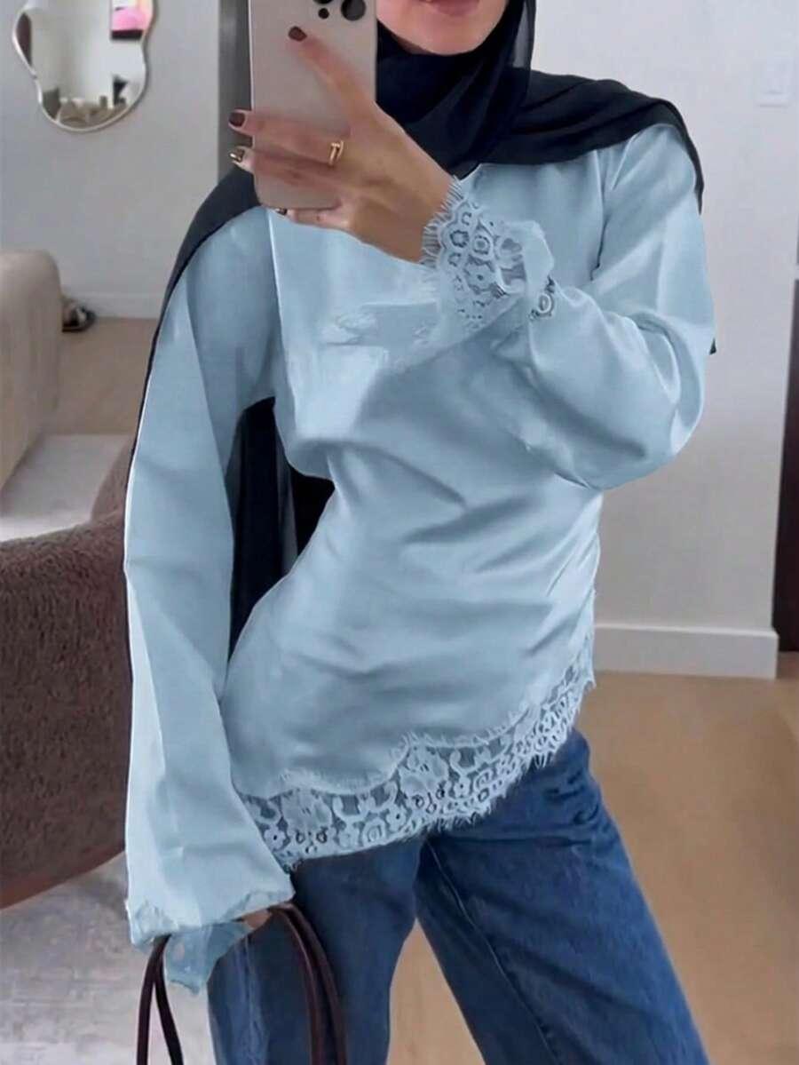 niebieska satynowa bluzka 