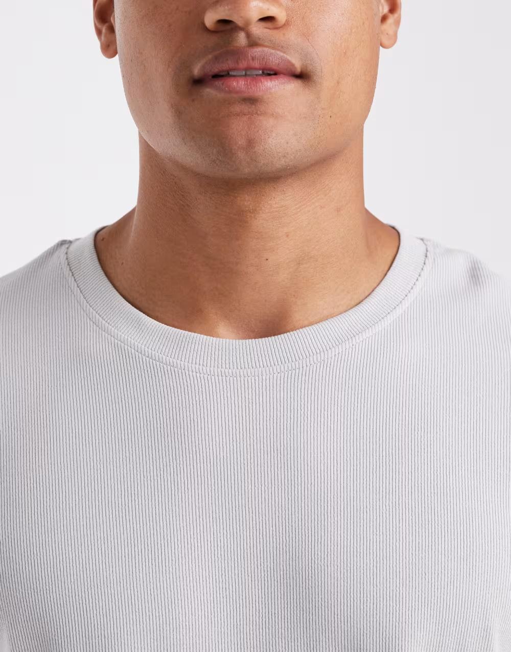 szary t-shirt okrągły dekolt
