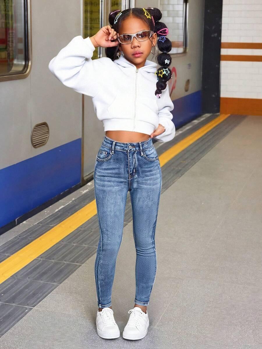 niebieskie spodnie jeans