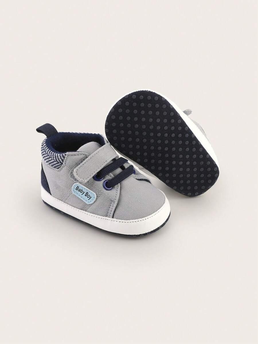szare buty sportowe