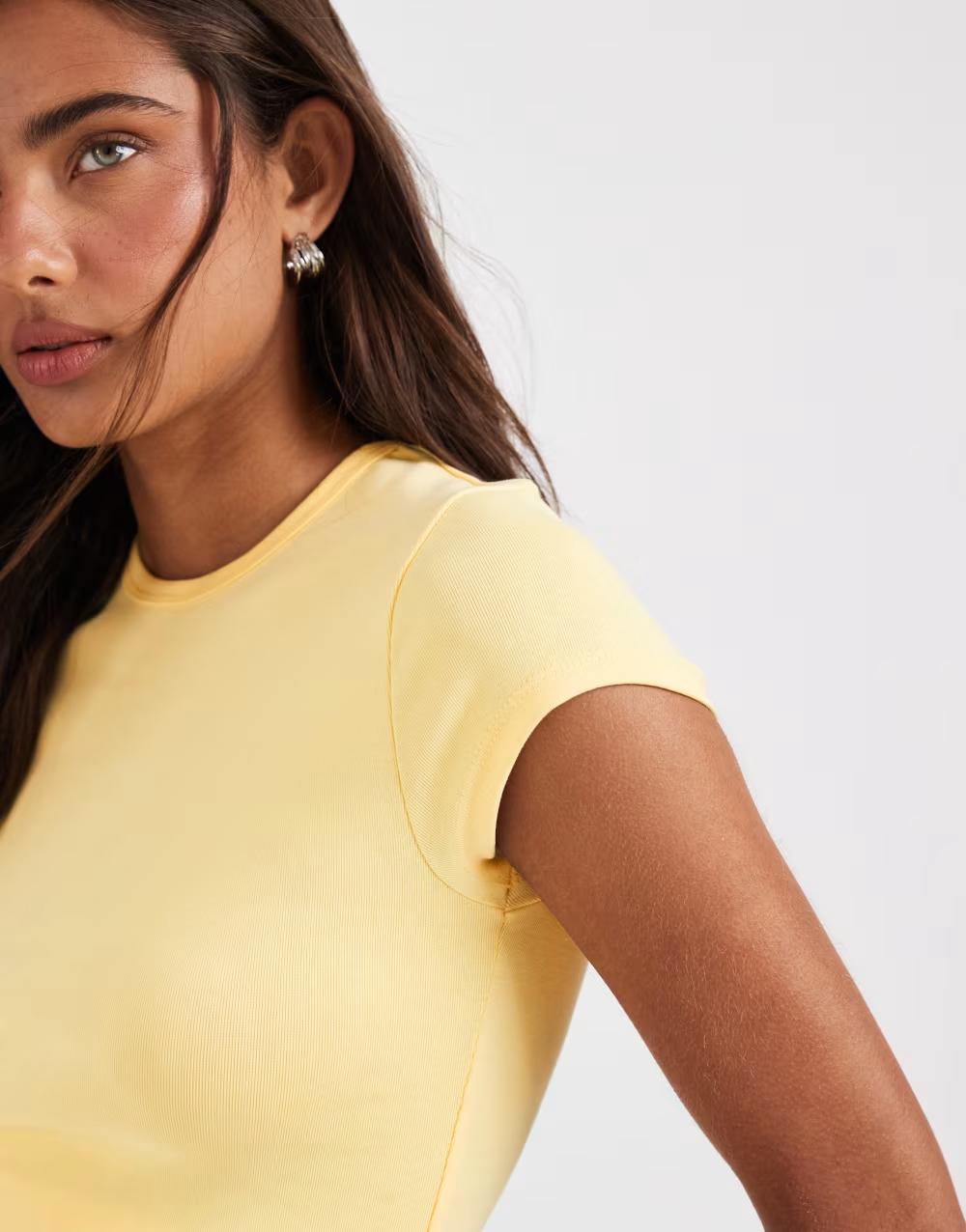 ŻÓŁTY T-SHIRT Z KRÓTKIM RĘKAWEM BASIC