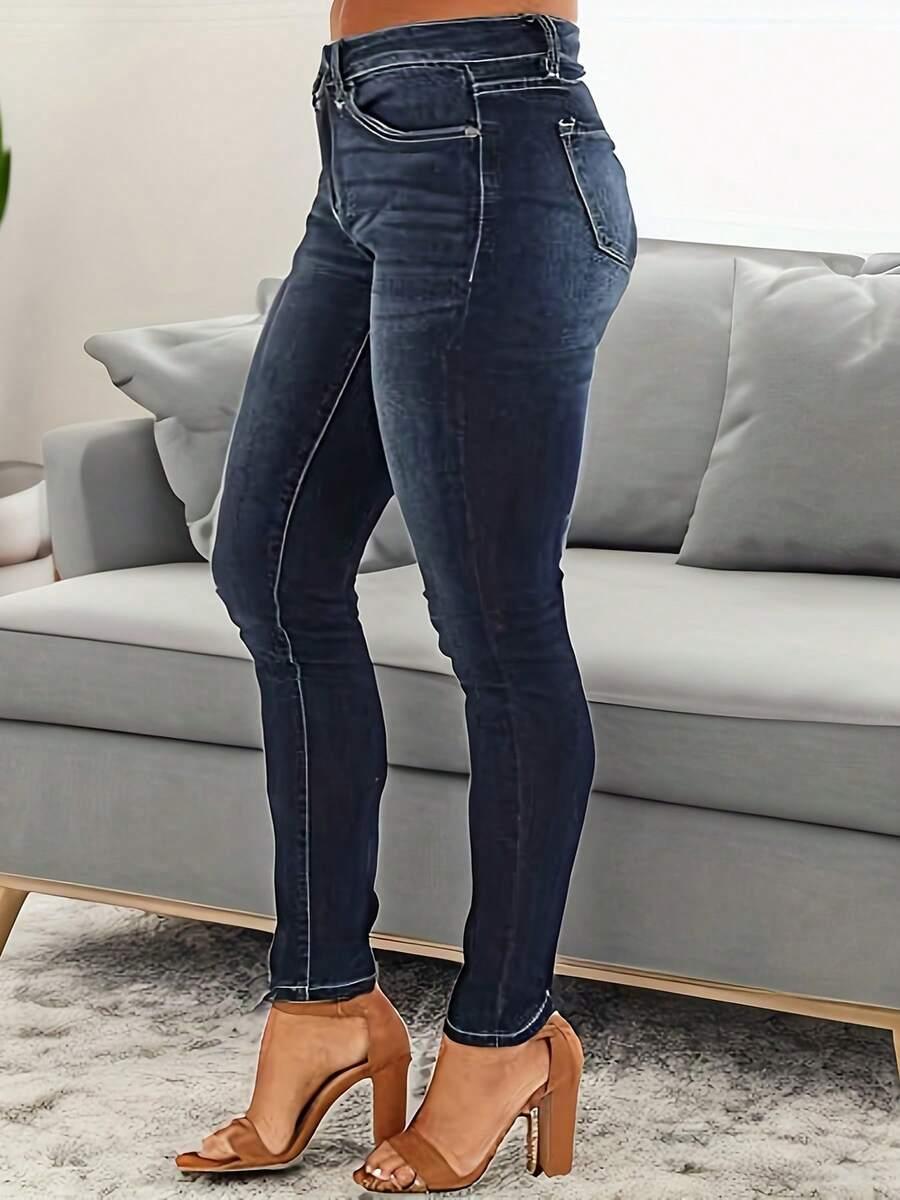 niebieskie spodnie rurki jeans