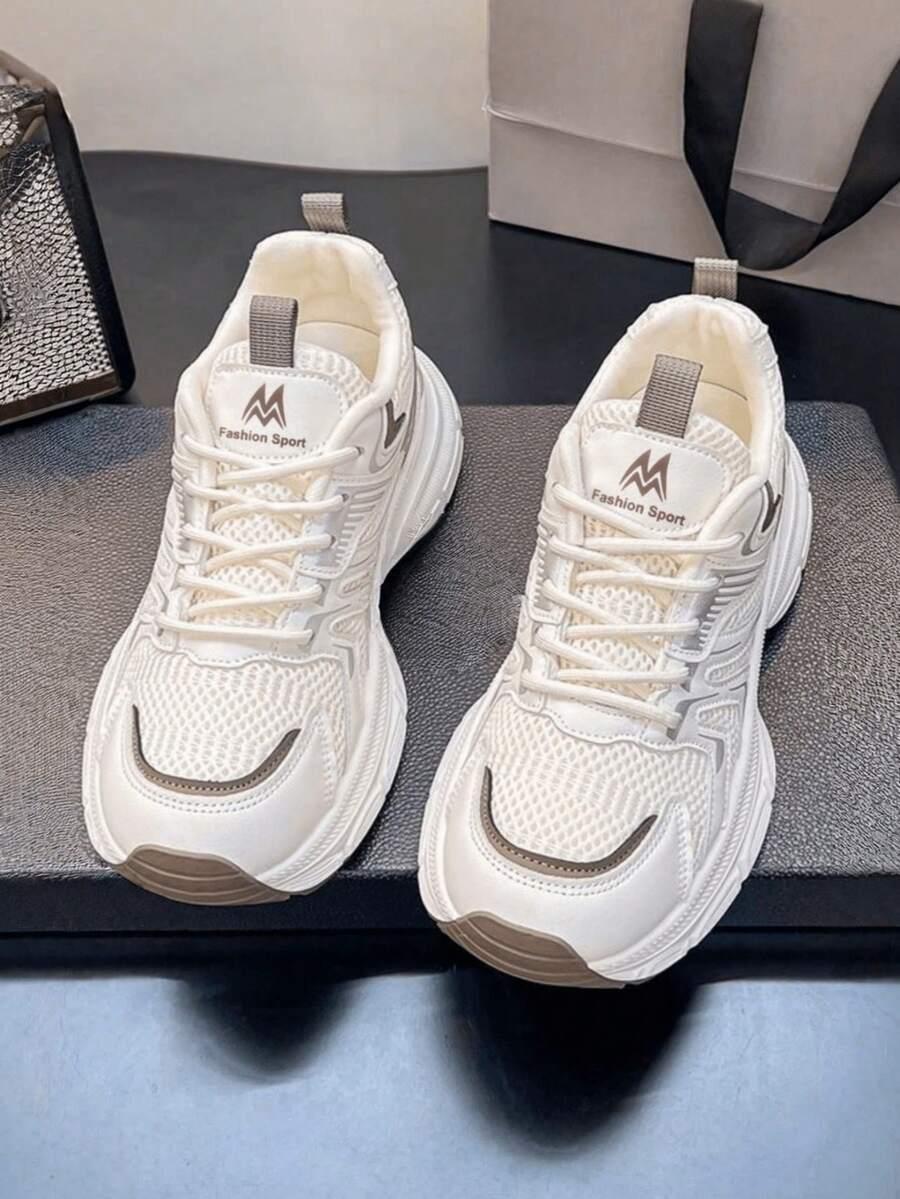 sznurowane sportowe buty