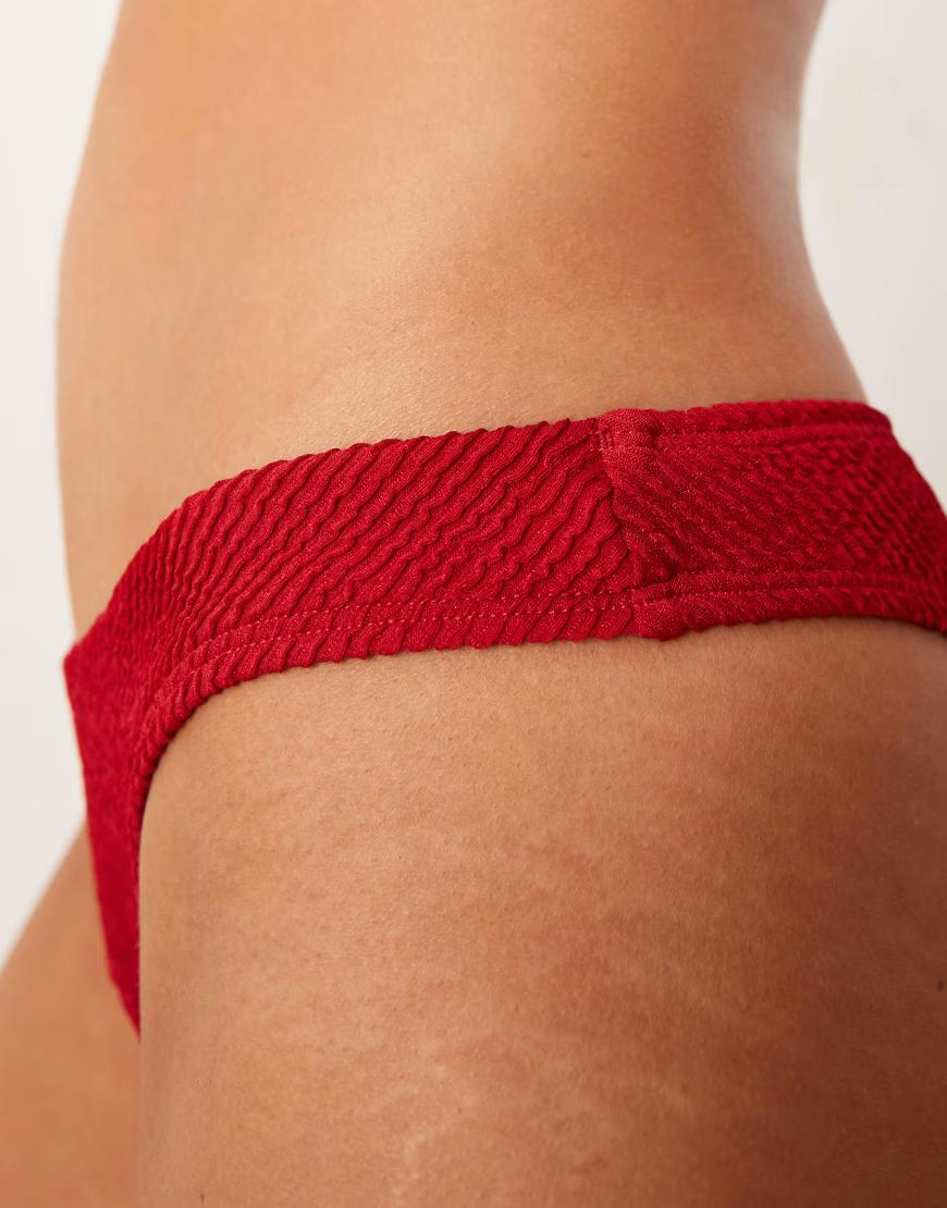 CZERWONY DÓŁ OD BIKINI TEKSTURA 