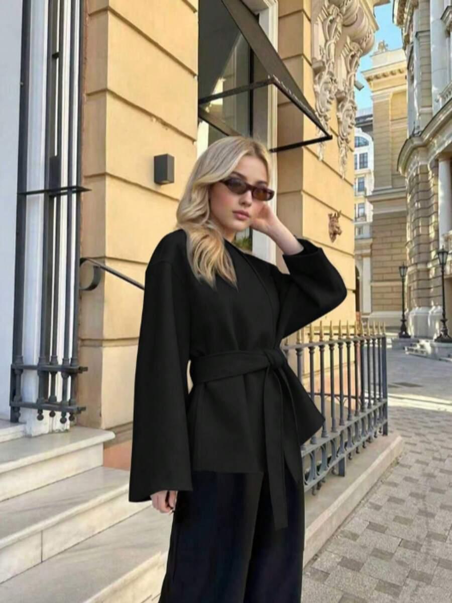 czarny krótki płaszcz