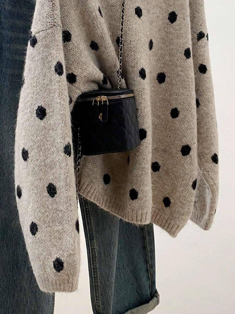 beżowy sweter groszki