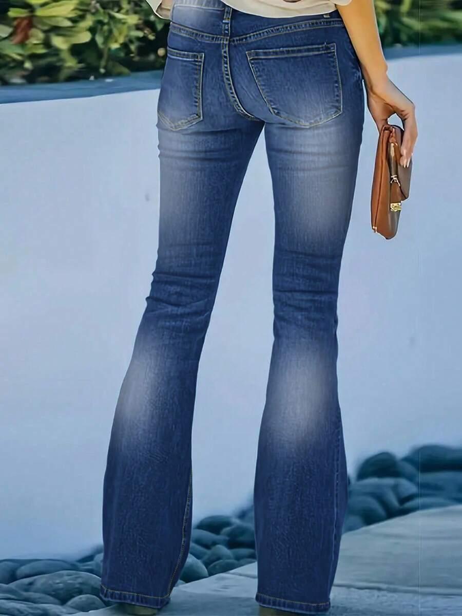niebieskie spodnie jeans