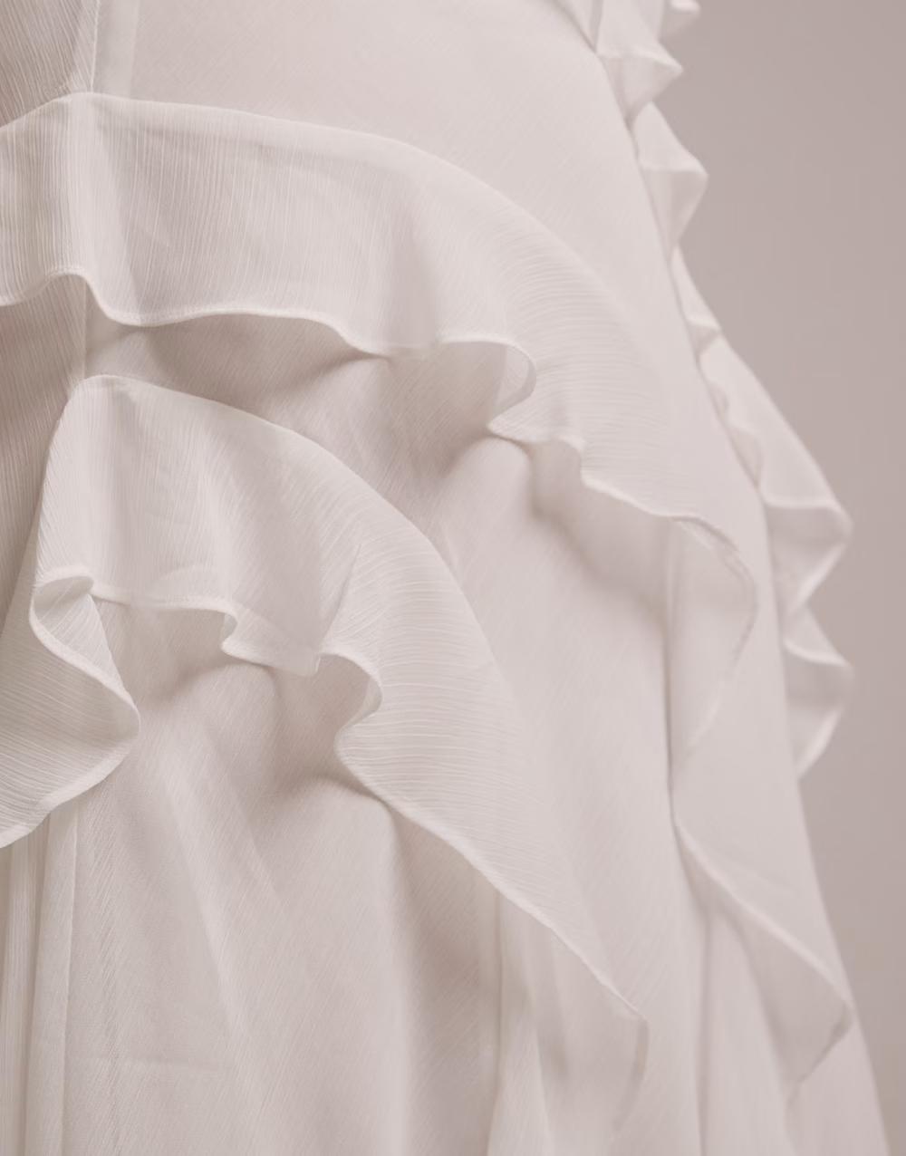 biała suknia ślubna v-neck falbana