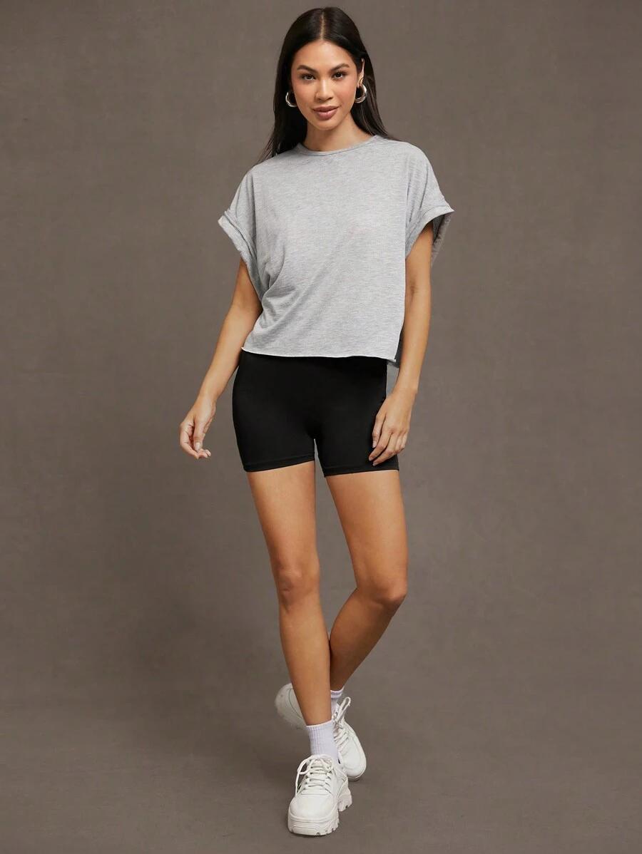 szary t-shirt odkryte plecy