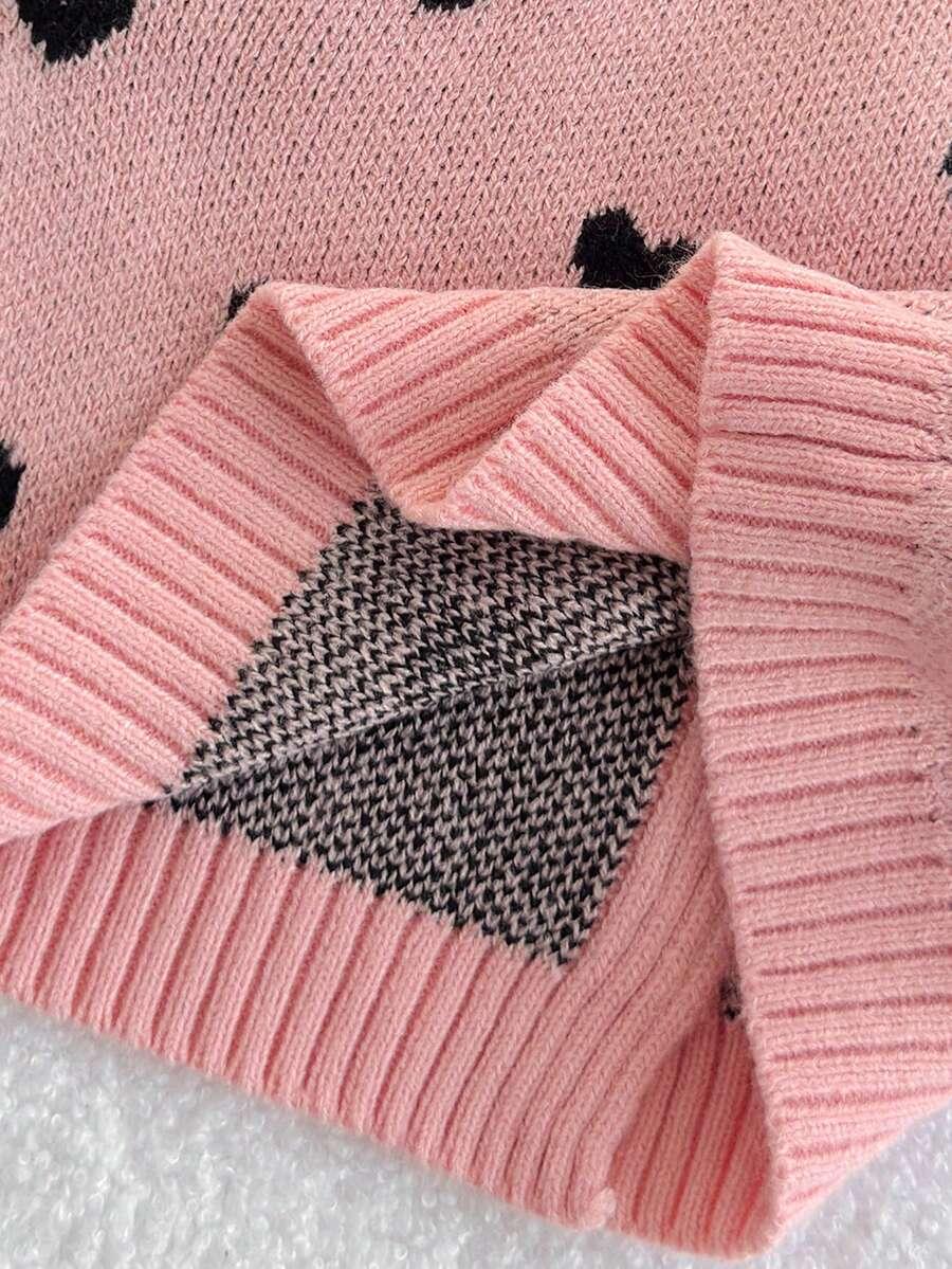 różowy sweter wzór serca