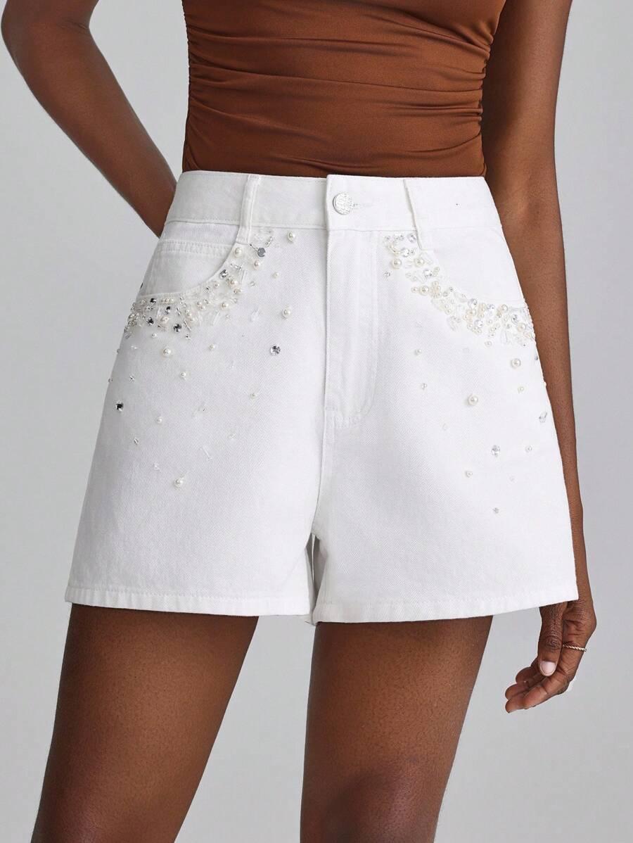 białe krótkie spodenki zdobienie