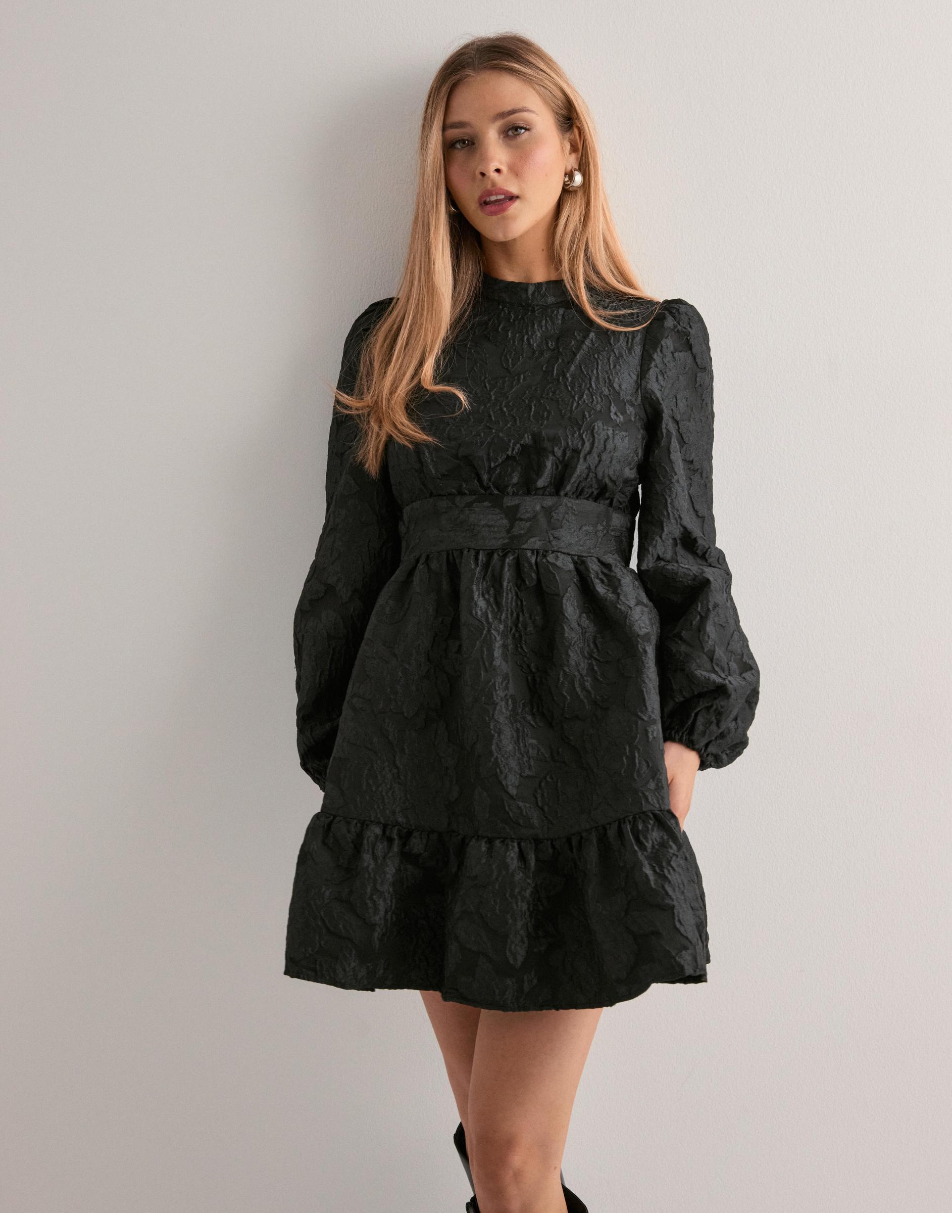 CZARNA MINI SUKIENKA STRUKTURA