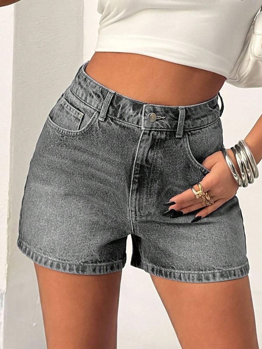 szare spodenki jeans