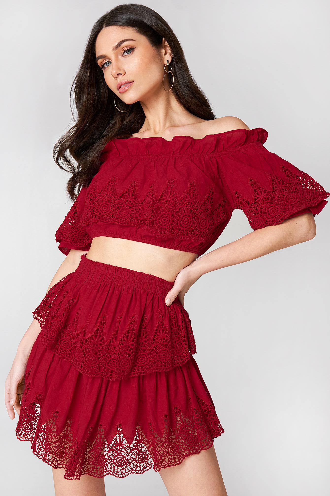 czerwony crop top haft