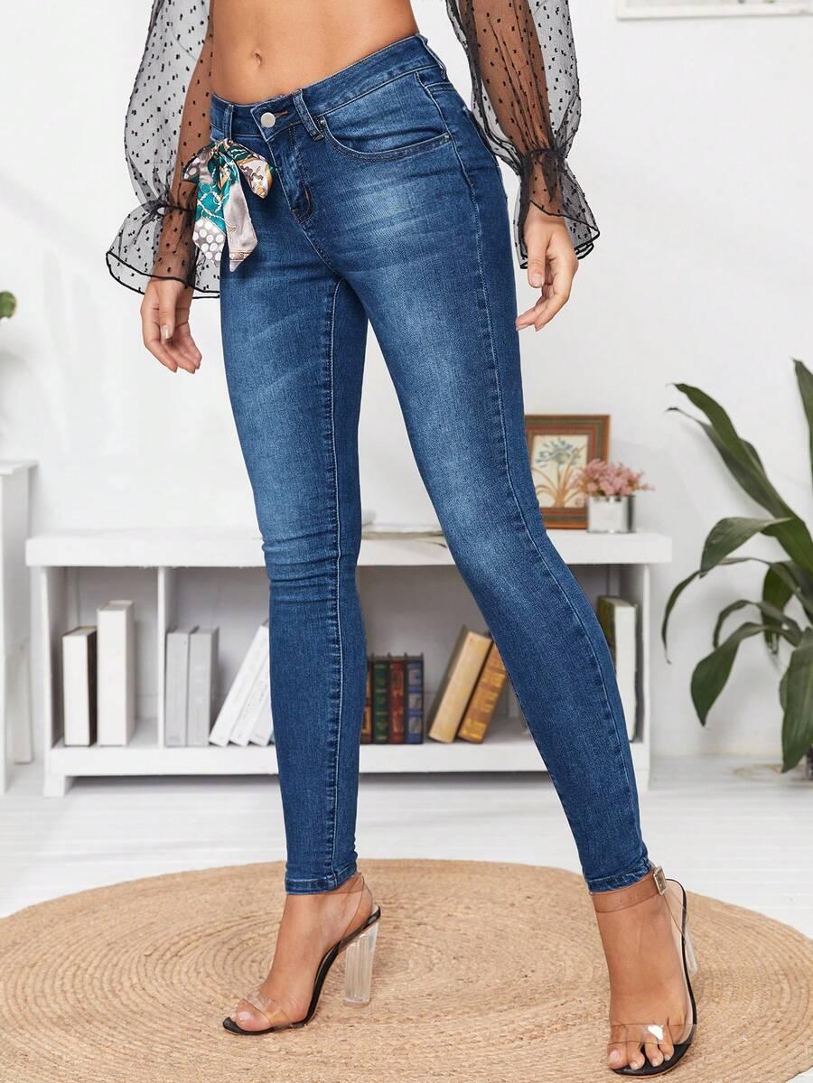 niebieskie spodnie jeans rurki