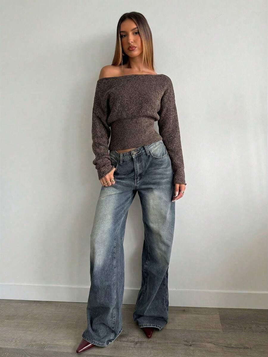 brązowy sweter asymetryczny dekolt 