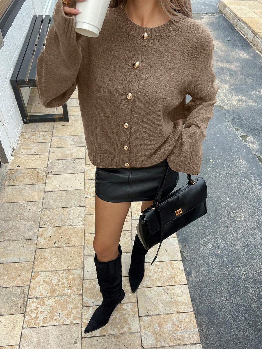 beżowy sweter ozdobne guziki