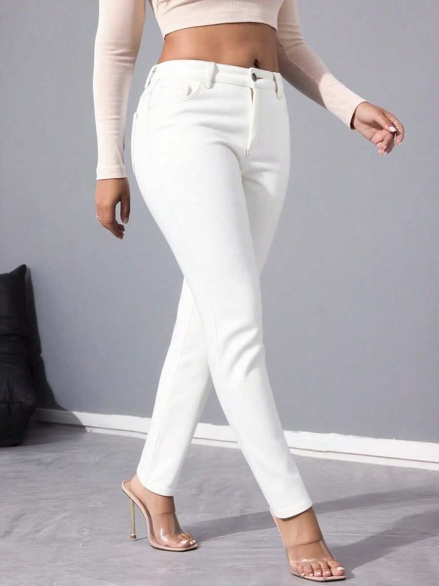 białe jeansy casual