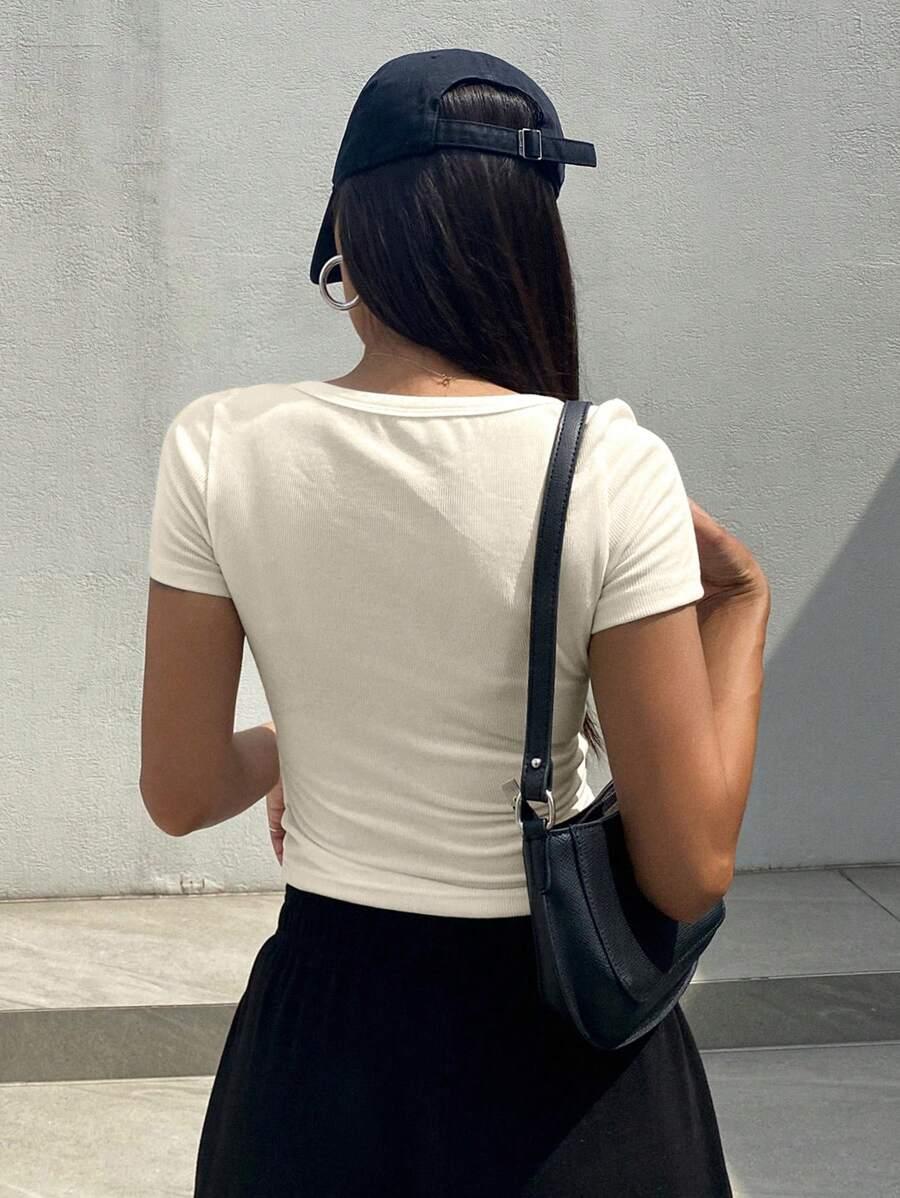 PRĄŻKOWANY BIAŁY CROP TOP