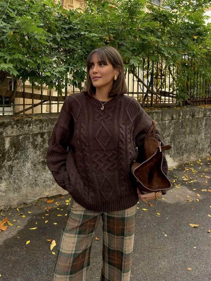 brązowy sweter okrągły dekolt