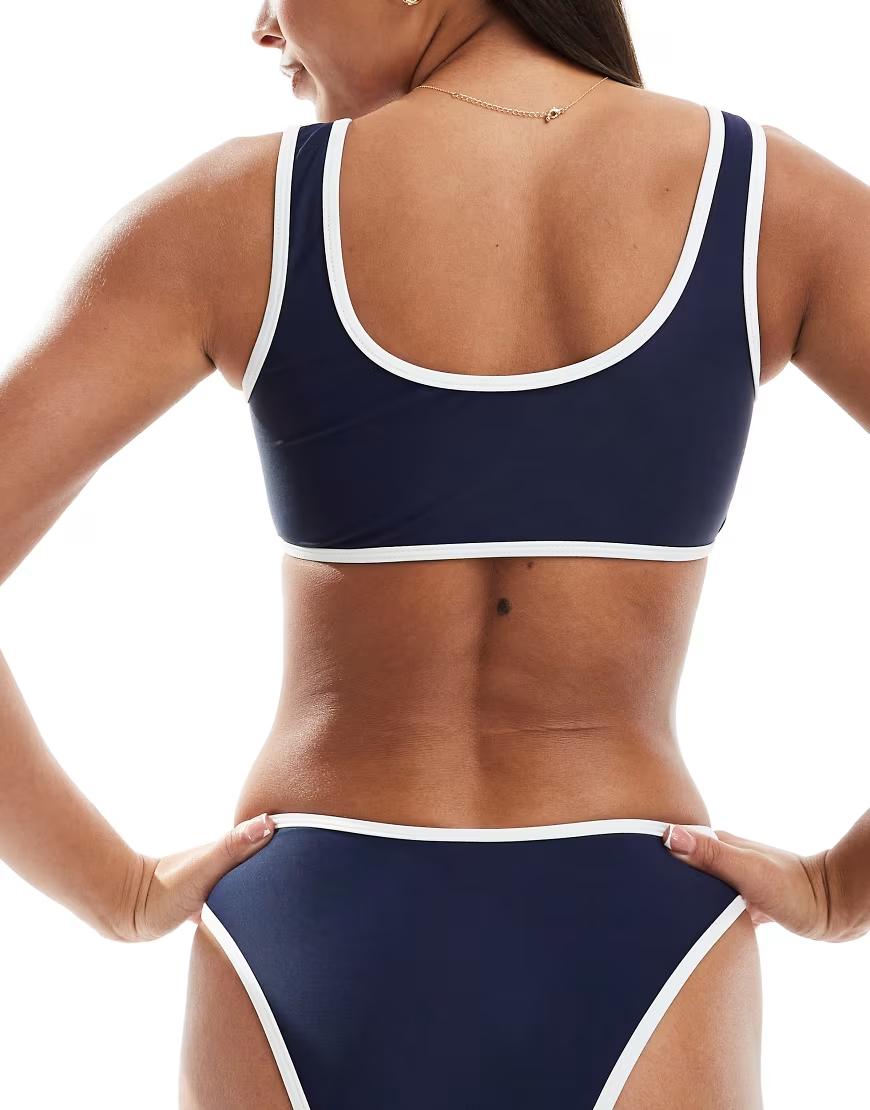 Granatowa góra od bikini kontrast