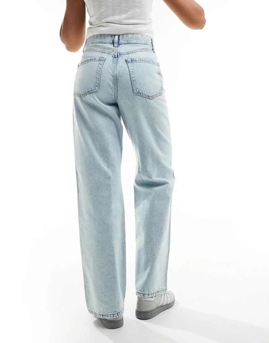 proste niebieskie spodnie jeansowe
