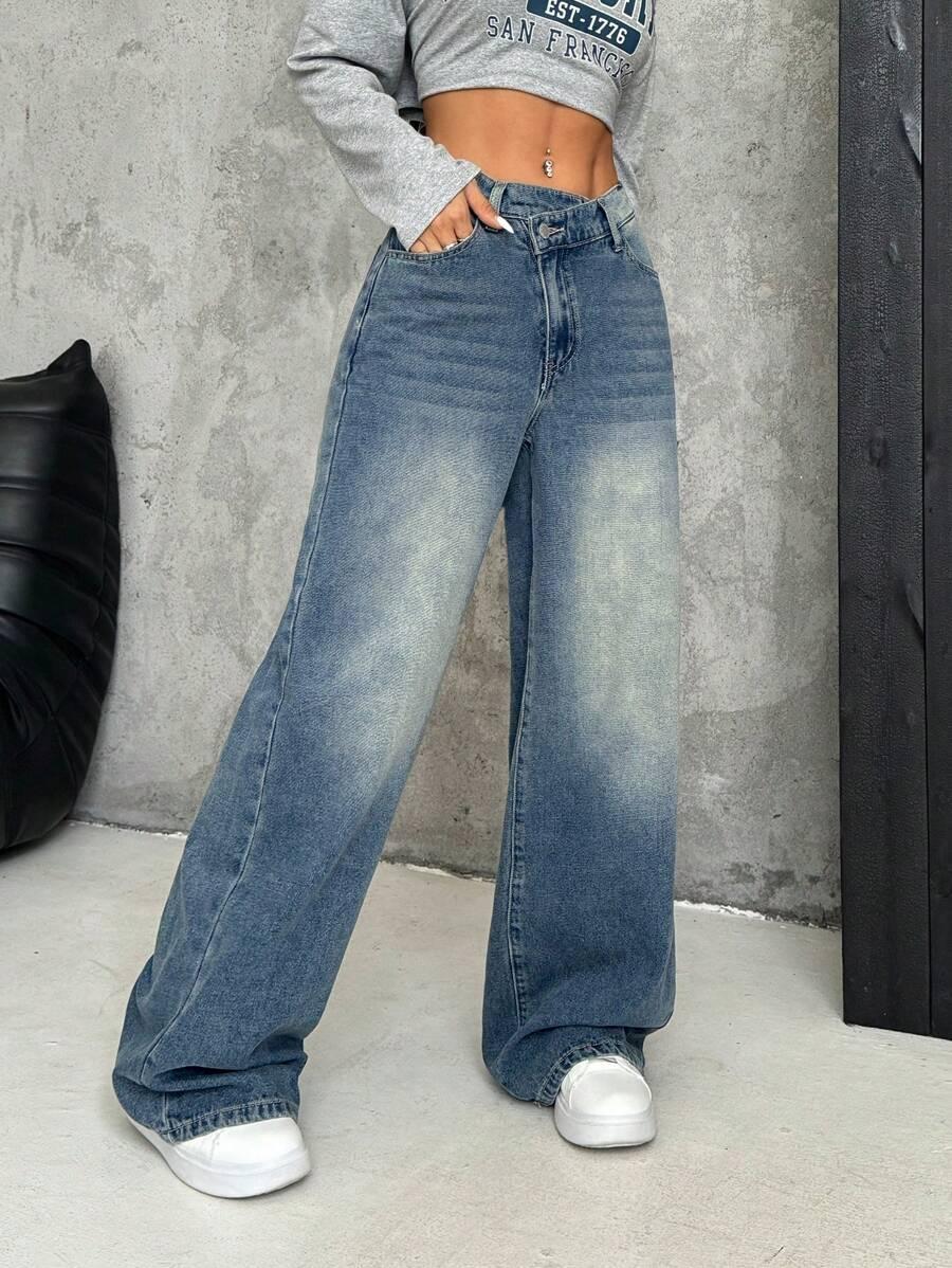 niebieskie spodnie jeans 