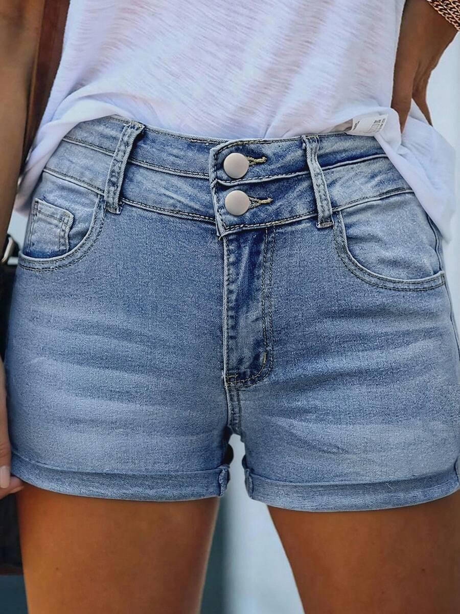 niebieskie krótkie spodenki jeans
