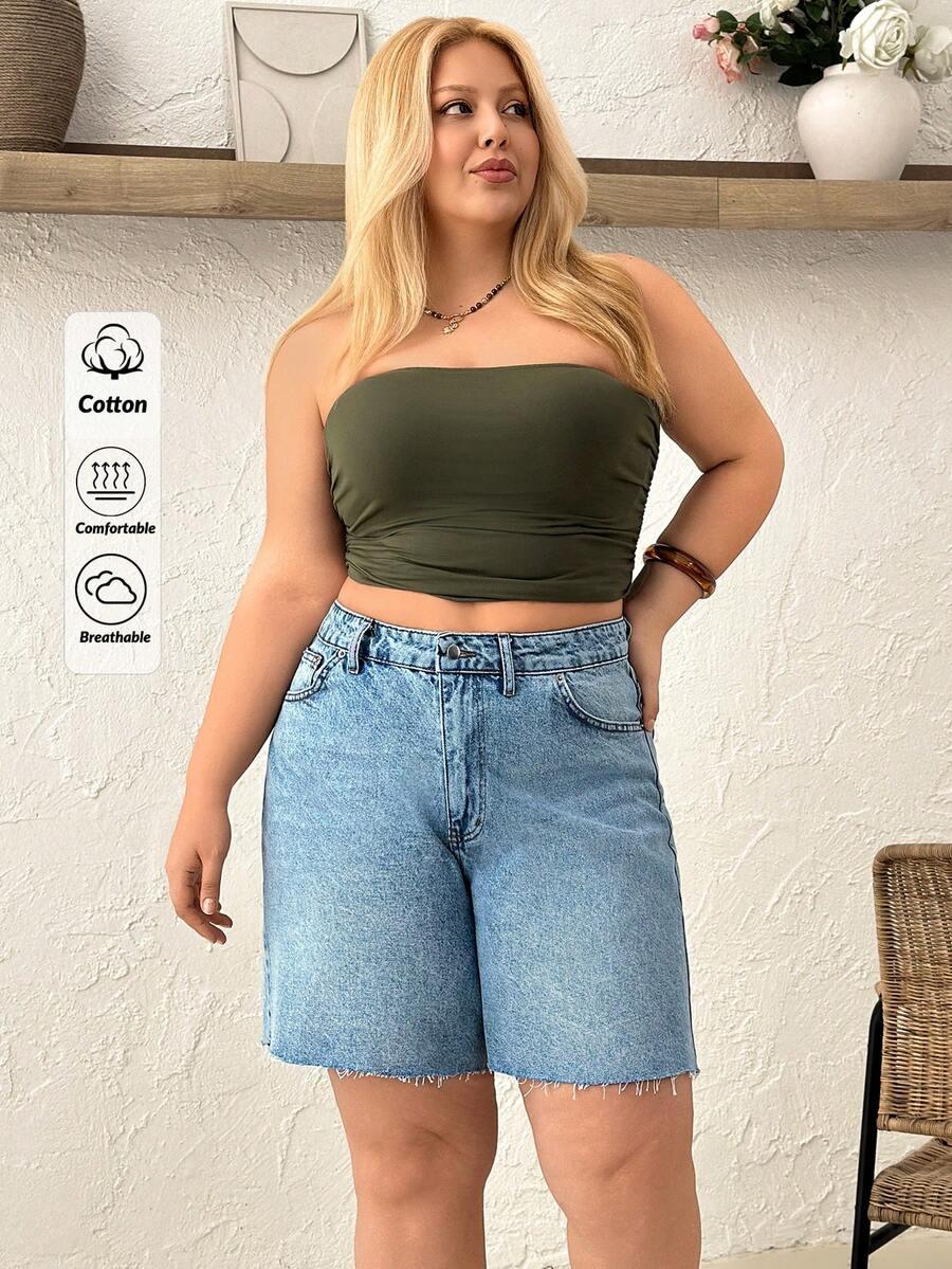 niebieskie spodenki jeans