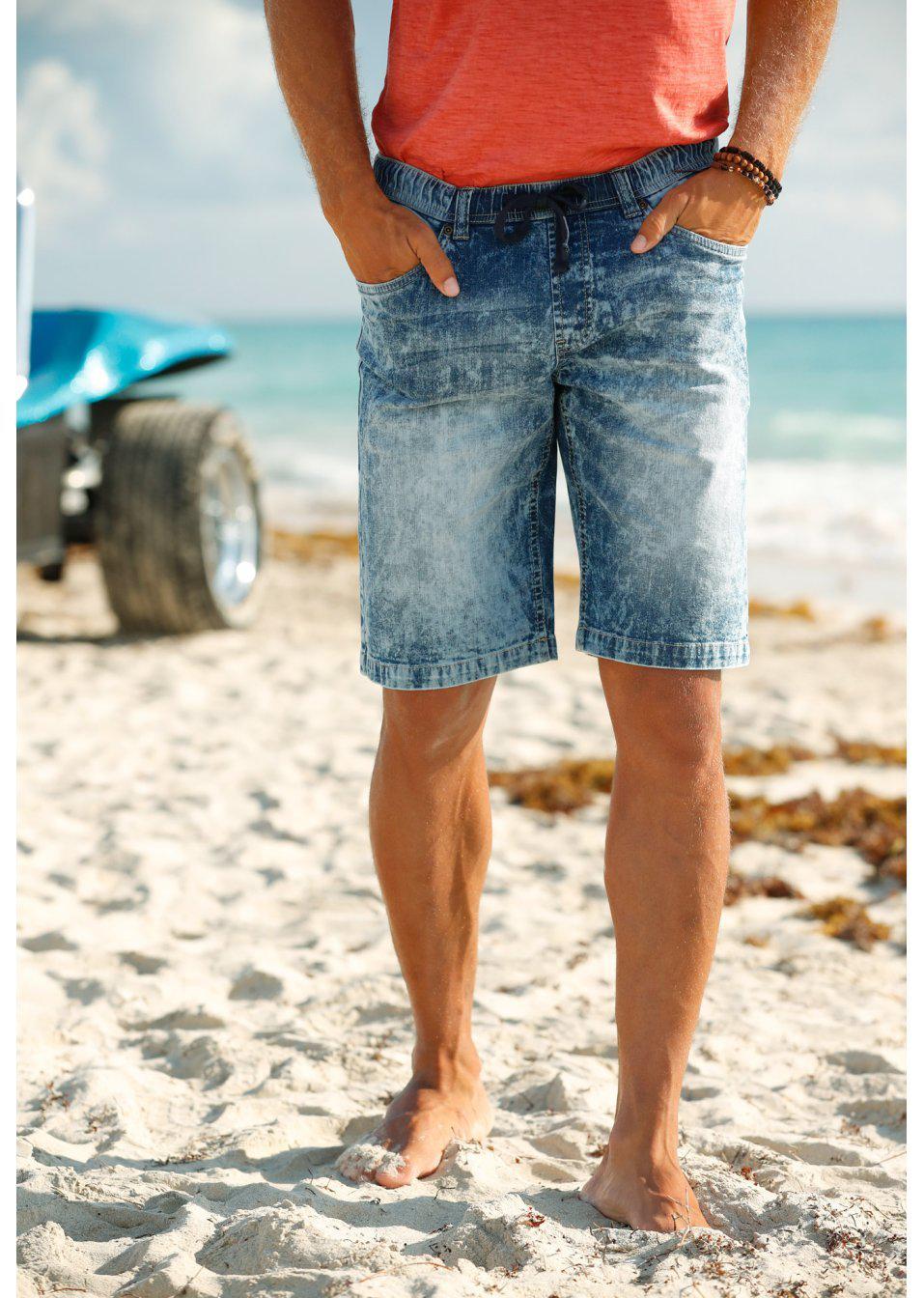 niebieskie spodenki jeans