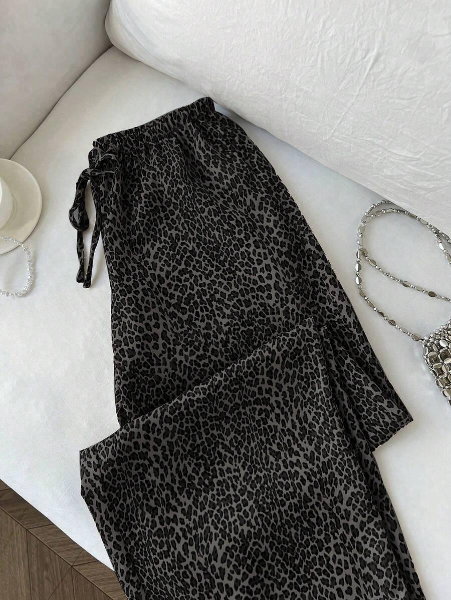czarne spodnie animal print