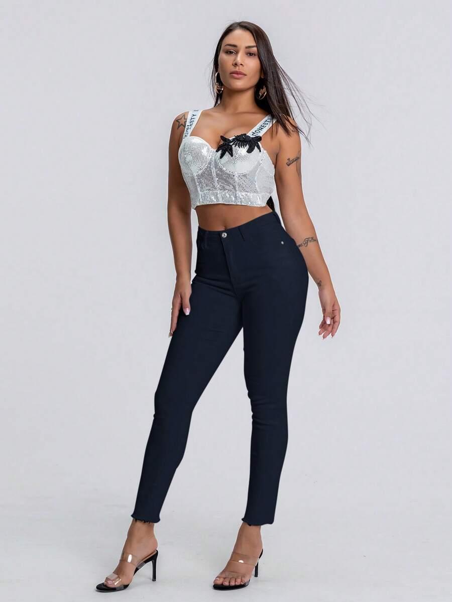 granatowe spodnie jeans