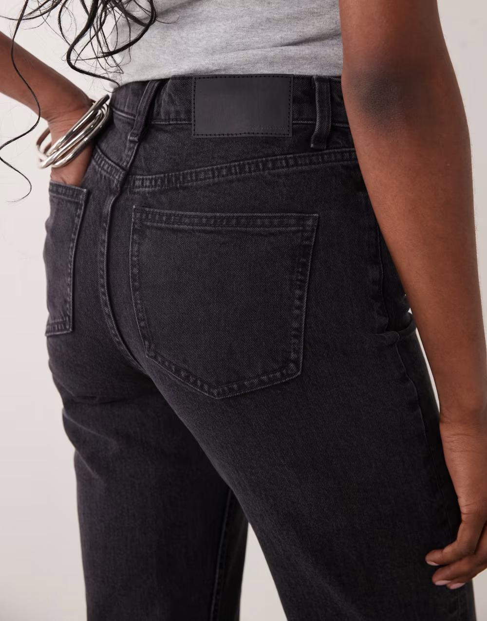 czarne proste spodnie jeans