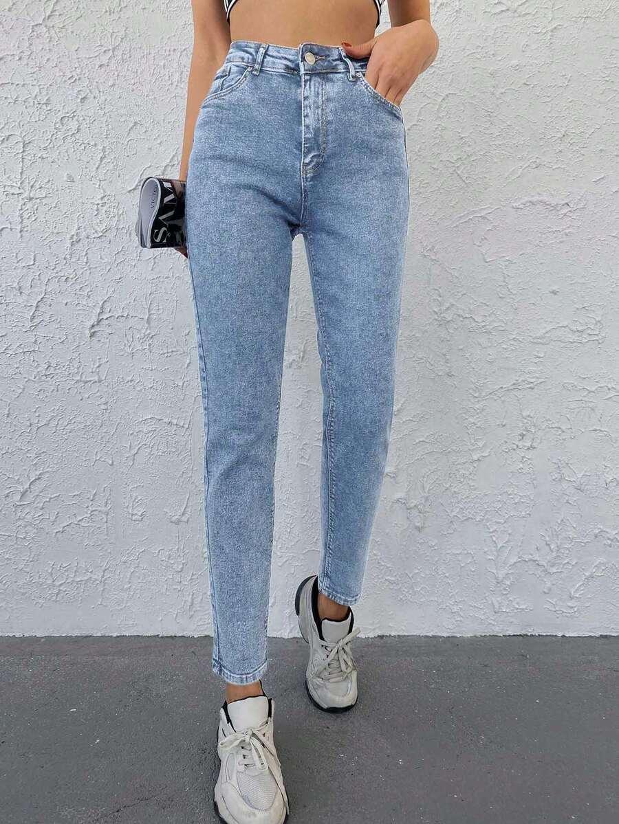 niebieskie spodnie jeans