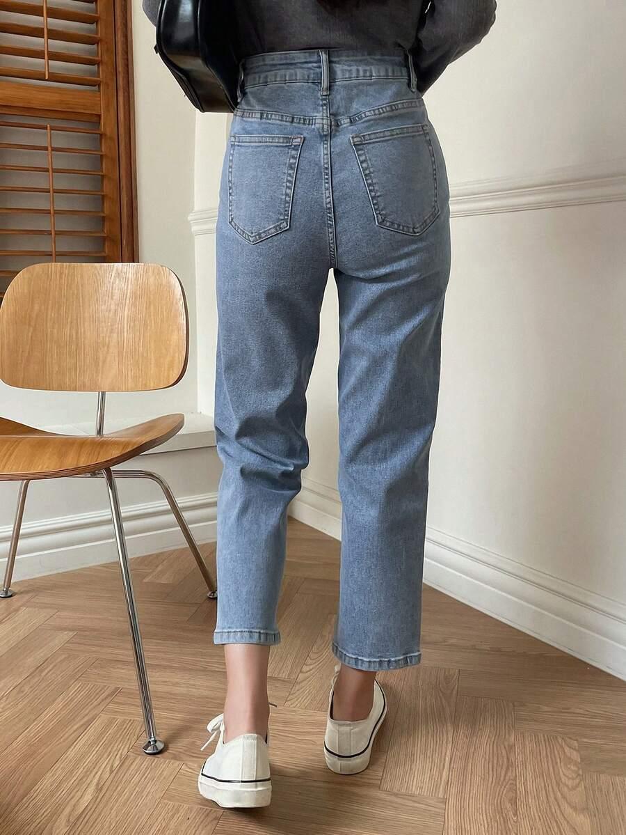 niebiskie spodnie jeans