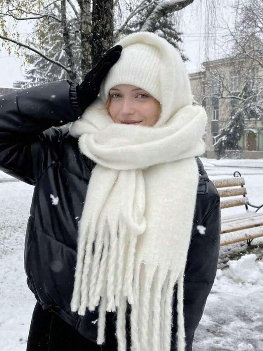 biały szalik frędzle