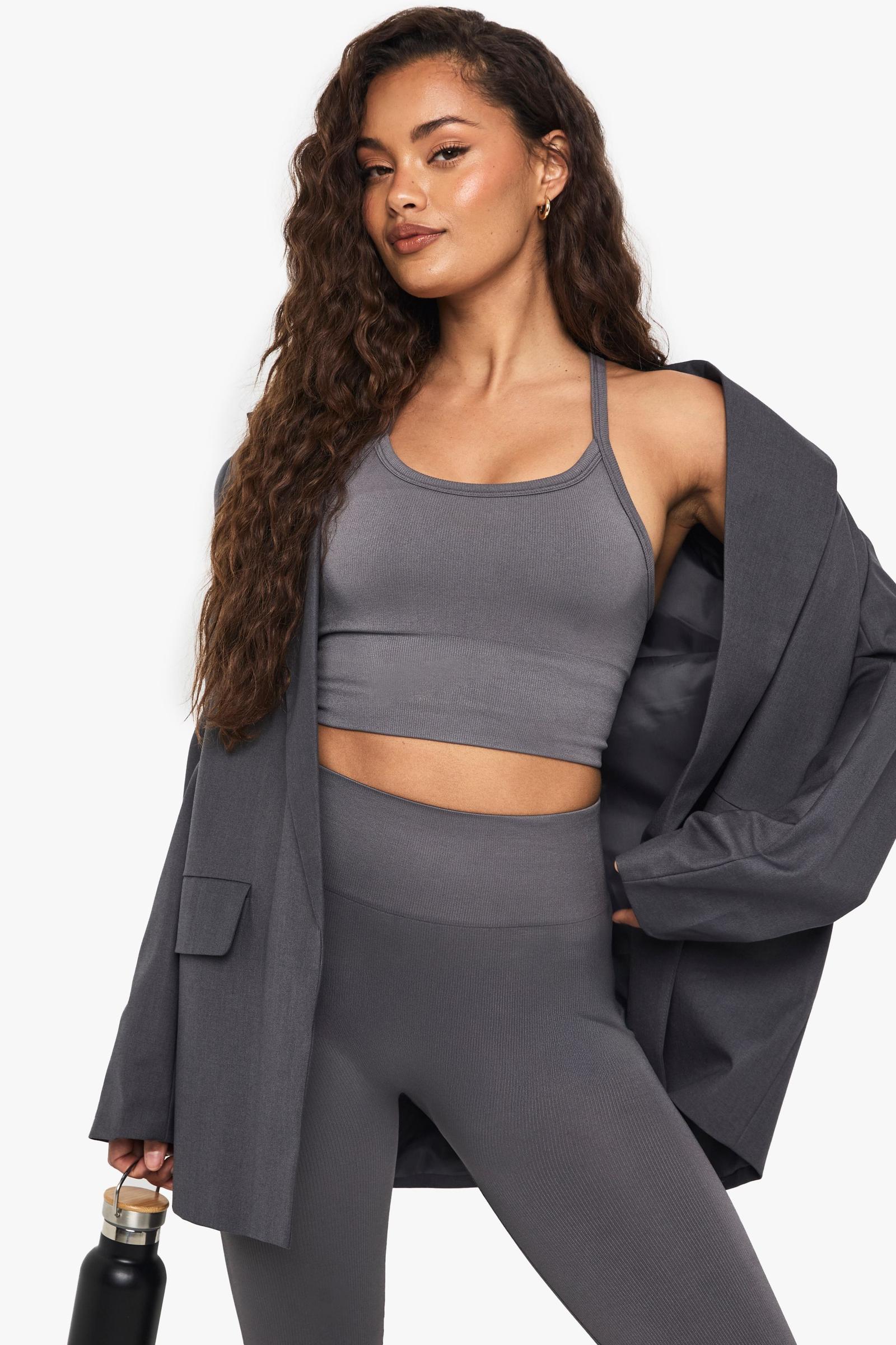 szary bezszwowy sportowy crop top na ramiączkach
