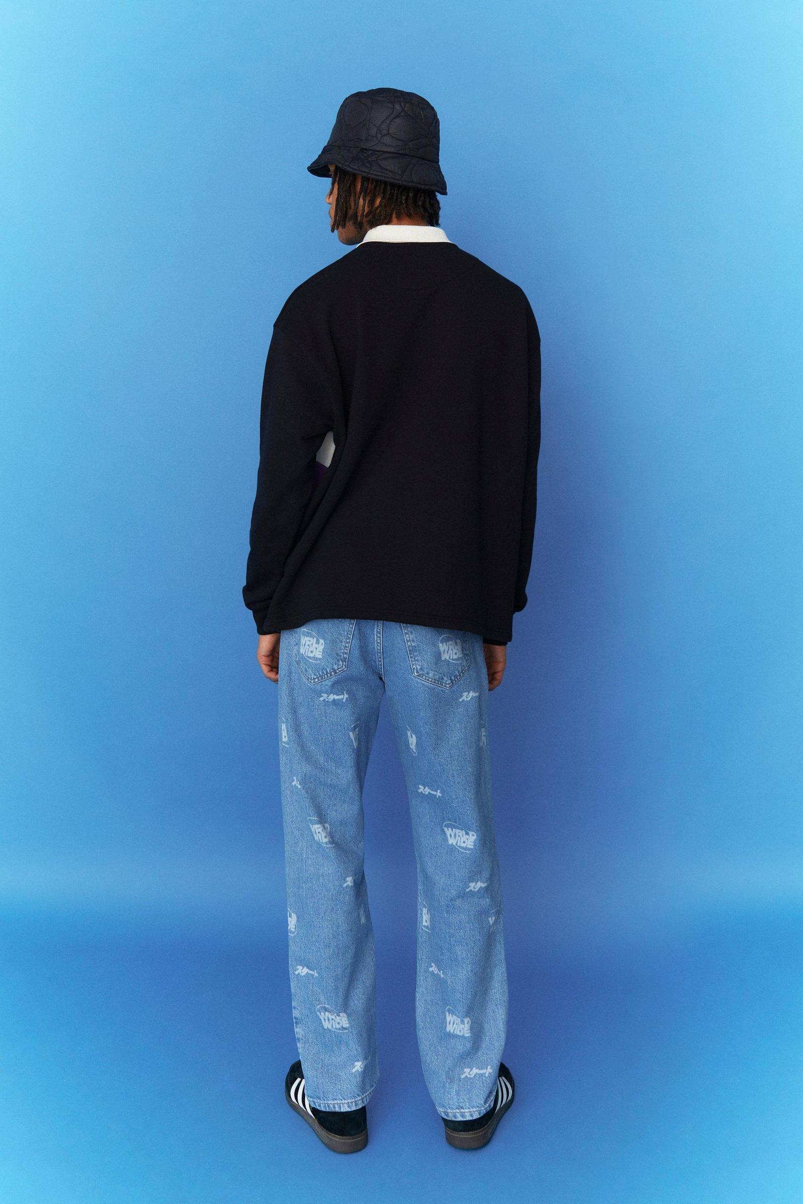 niebieskie spodnie jeansowe print
