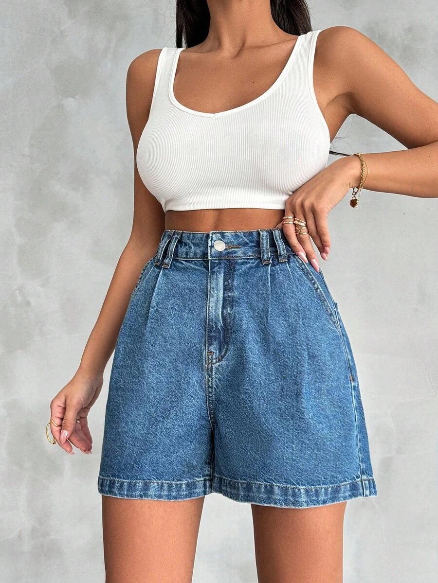 niebieskie spodenki jeans