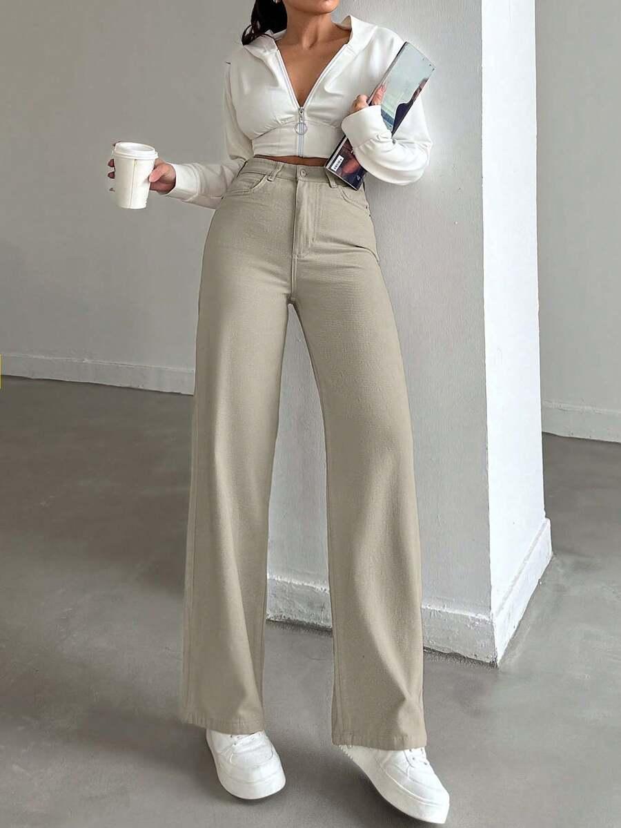 beżowe spodnie jeans