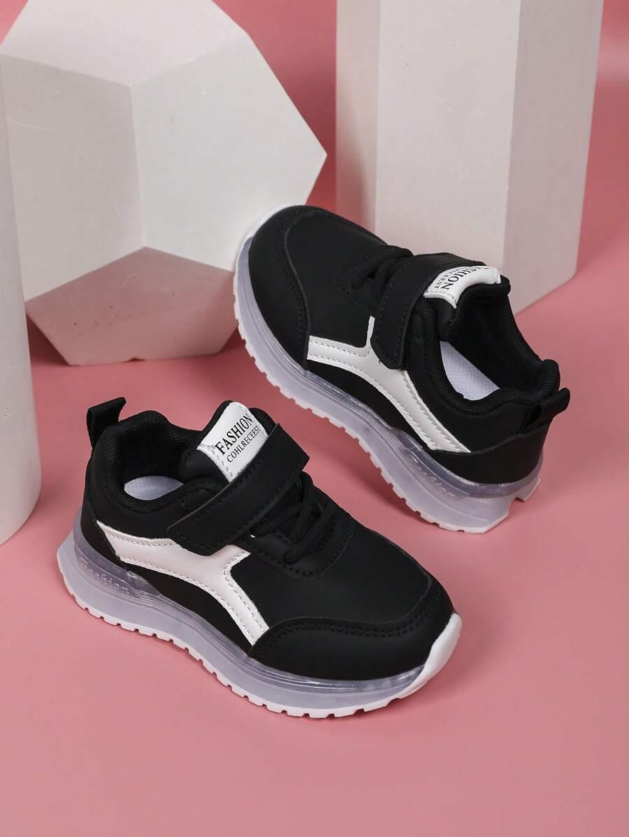 czarne świecące buty sportowe